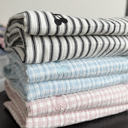 Gestepptes Baumwoll-Tagesdecke mit feiner Streifenstruktur und Kirsch-Stickerei