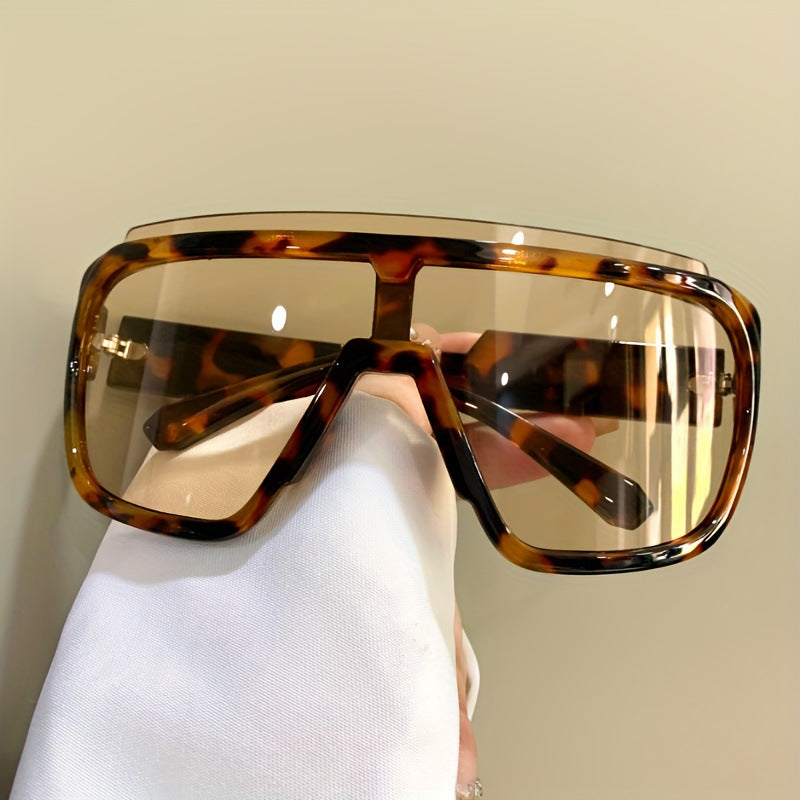 Damen sportive Sonnenbrille mit futuristischem Design und breiter Front Brehn
