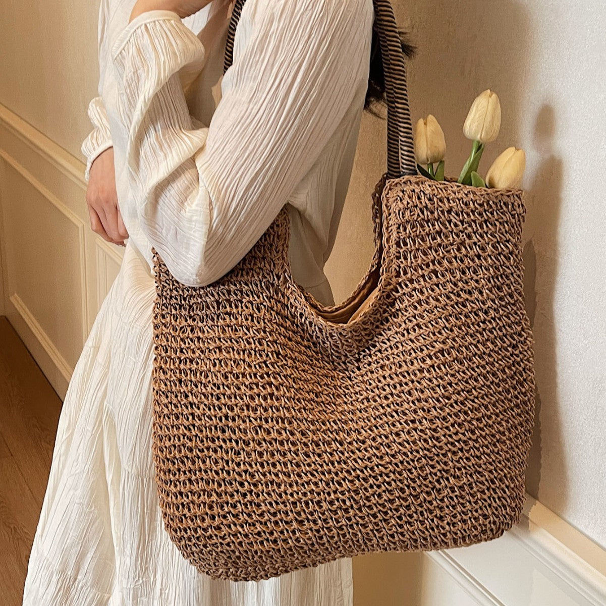Elegante Handtasche Aus Handgewebtem Naturmaterial mit Gestreiften Griffen Brehn