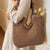 Elegante Handtasche Aus Handgewebtem Naturmaterial mit Gestreiften Griffen Brehn