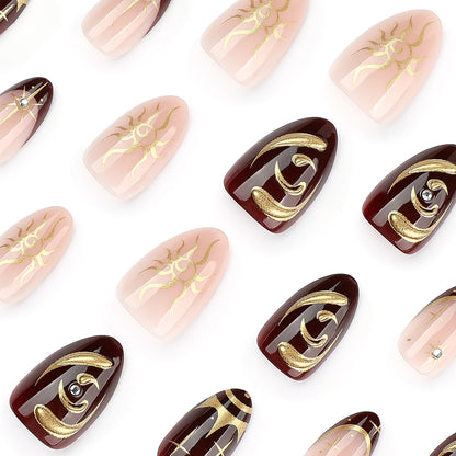 Kunstvolle Nagelkunst mit goldenen Akzenten und mystischen Motiven Brehn