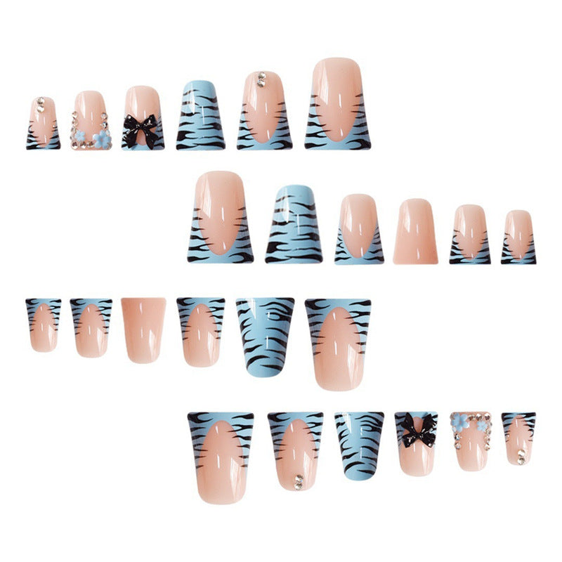 Dekoratives Press-On-Nagelkunst-Set mit Schleifen- und Schmuckakzenten Brehn
