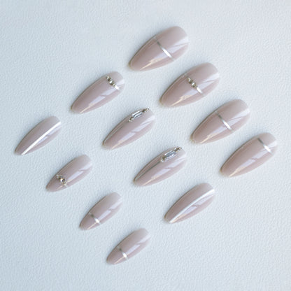Glamouröse mit Strass akzentuierte Nagelkunst