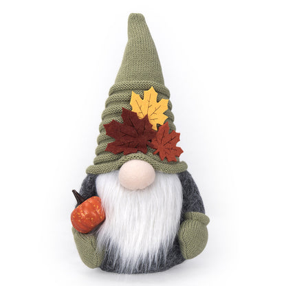 Herbstliche handgefertigte Deko‑Wichtelfigur mit Strickmütze, Filzlaub‑Applikation und Kürbisdetail