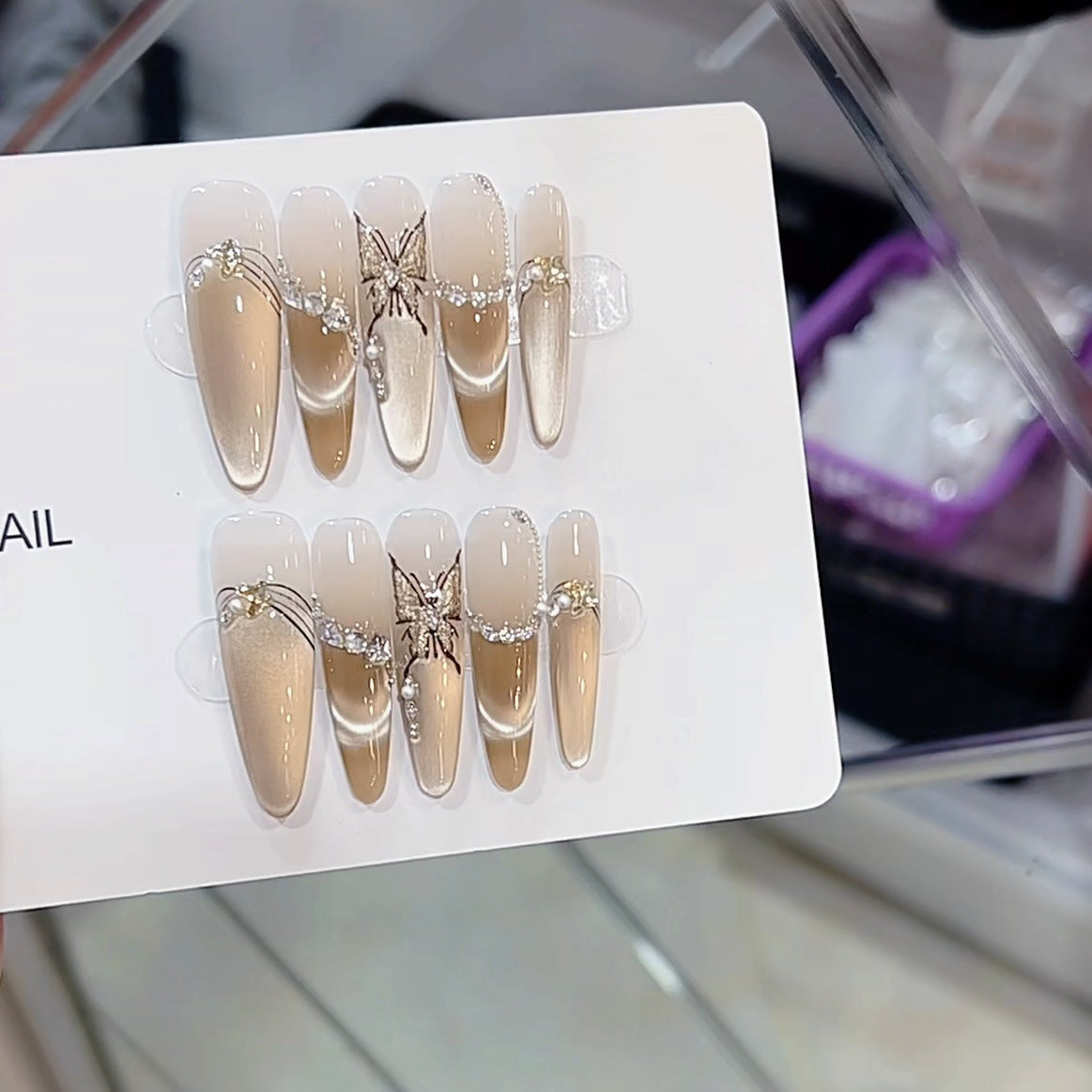 Künstlerisches Schmetterlings- und Perlenverziertes Press-On-Nagelset Brehn