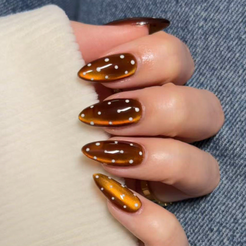 Kunstvolle Nagelverlängerungen mit glänzendem Ombre-Effekt und eleganten Punkten Brehn