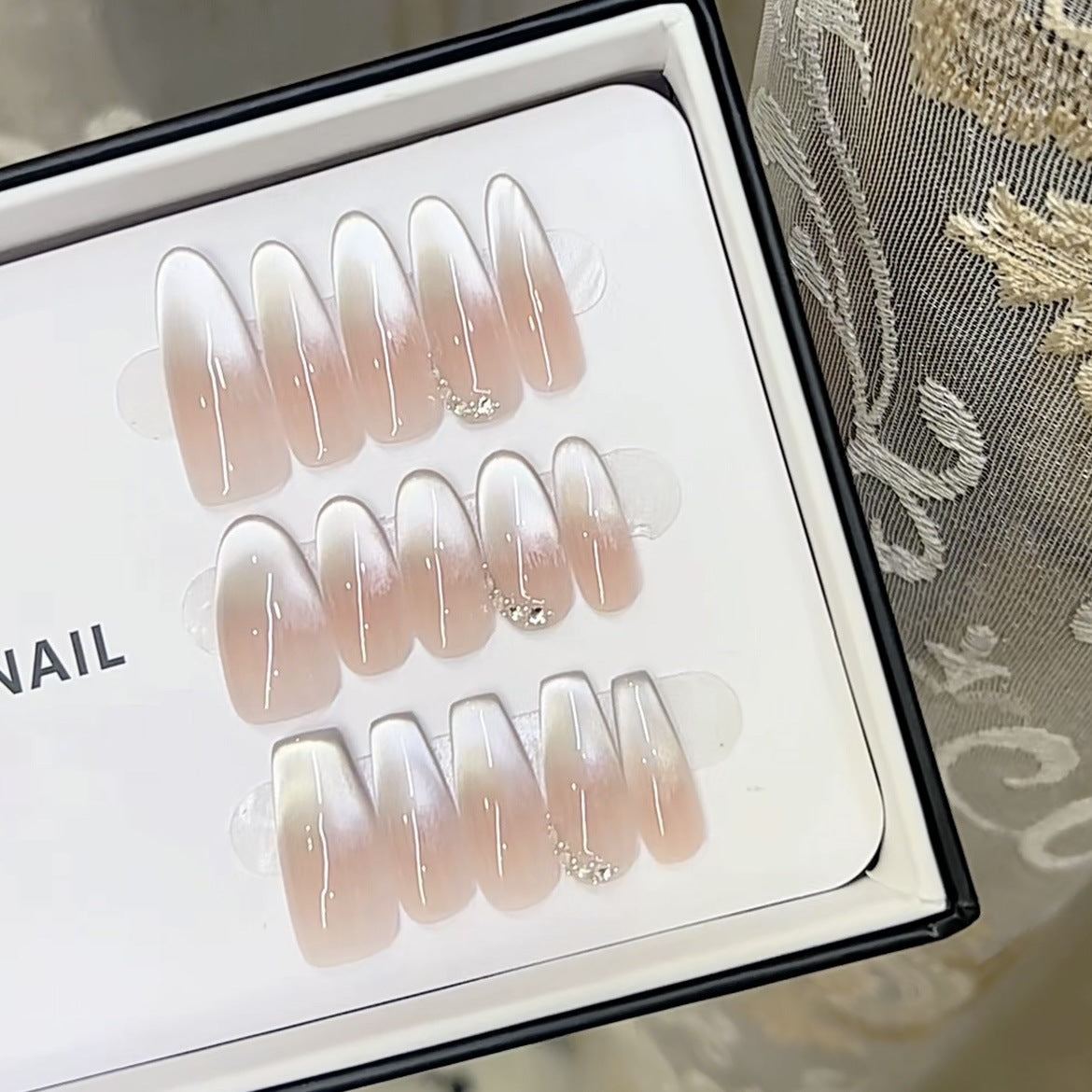 Elegantes Press-On-Nagel-Set mit Ombre-Finish und dekorativen Akzenten Brehn
