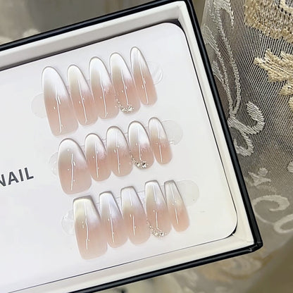 Elegantes Press-On-Nagel-Set mit Ombre-Finish und dekorativen Akzenten Brehn