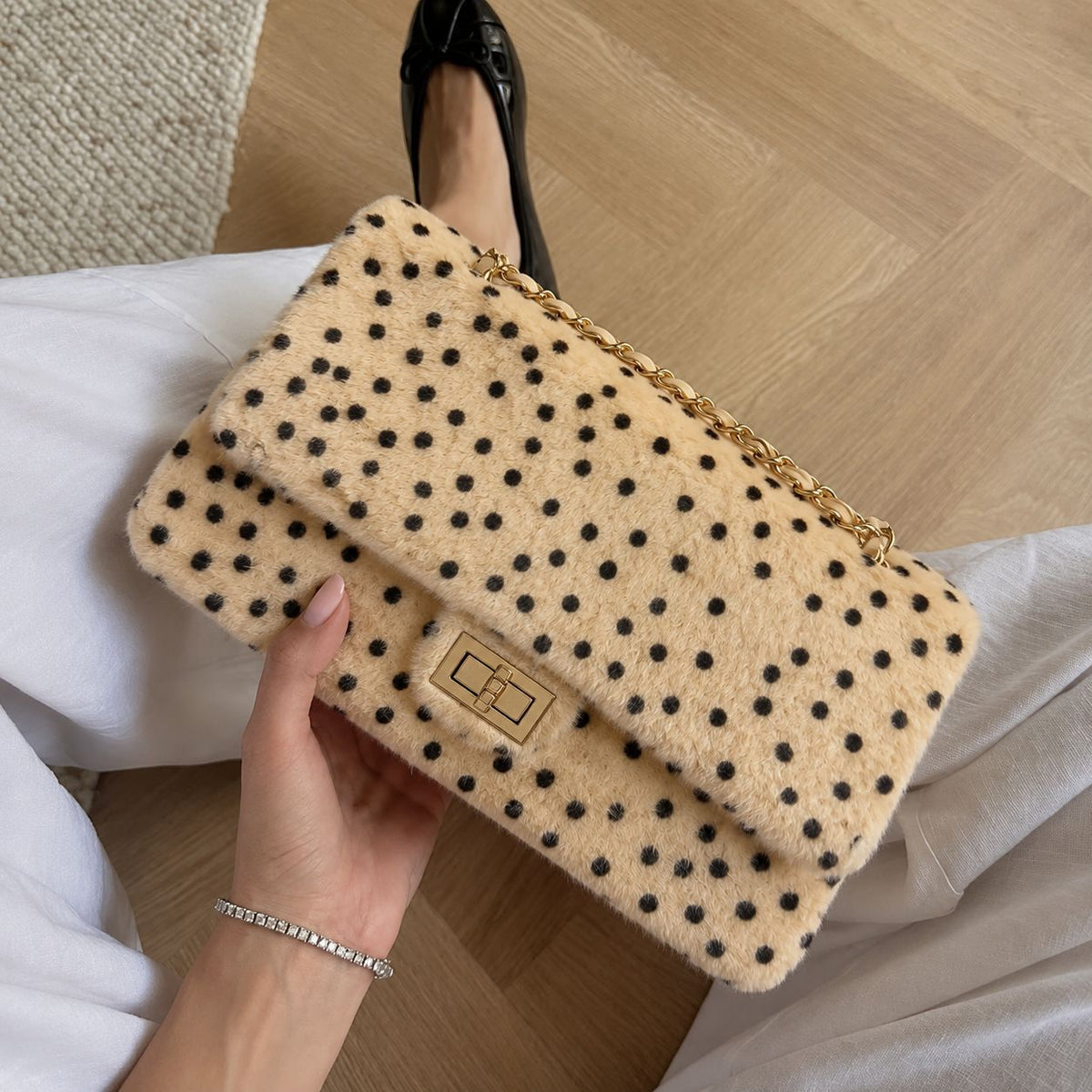 Luxuriöse texturierte Handtasche mit Kettenhenkel