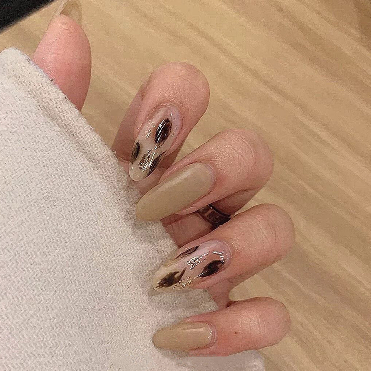 Künstliche Nagelverlängerungen mit modernem Design und Glitzerakzenten Brehn