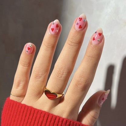 Kunstvolle Nagelkunst mit Herzmotiven und glamourösen Details Brehn