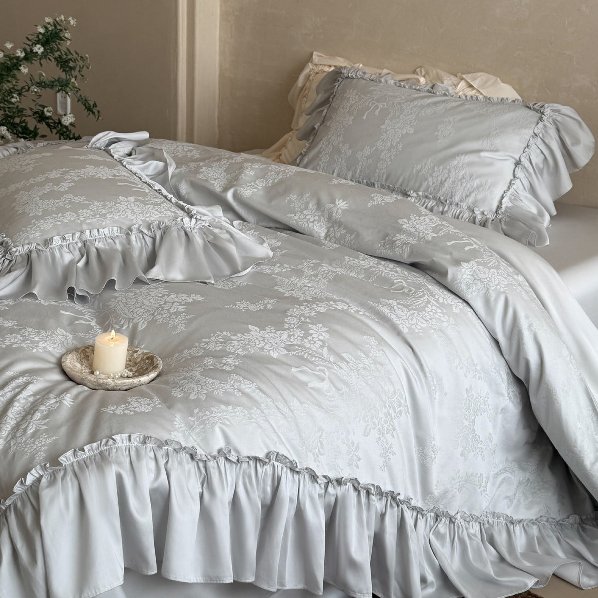 Luxuriöses Bettwäscheset mit Rüschen und Jacquardmuster