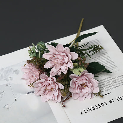 Dekorative Blumenarrangement für die Innendekoration
