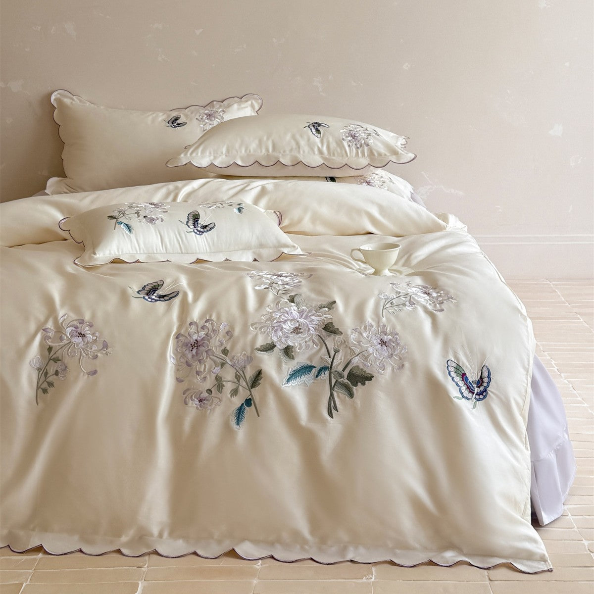 Bestickte florale Duvet-Bezug mit gewelltem Rand aus Baumwollsatin-Ensemble mit passenden Kissenbezügen