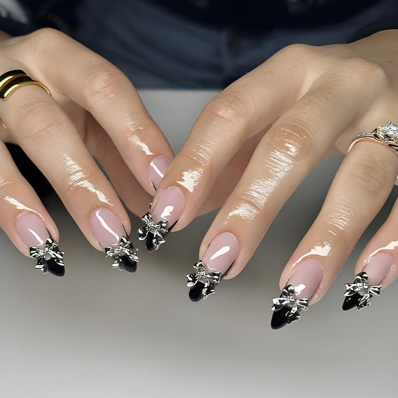 Kunstnagelset mit eleganten Spitzen und kunstvollen Verzierungen Brehn