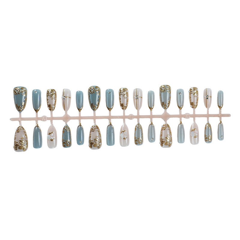 Kunstnagelset mit floralen Goldakzenten und eleganten Designs Brehn