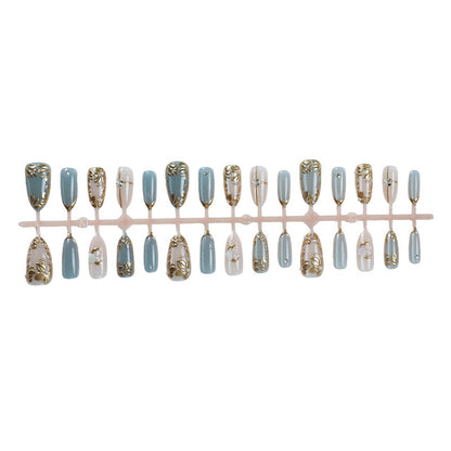 Kunstnagelset mit floralen Goldakzenten und eleganten Designs Brehn