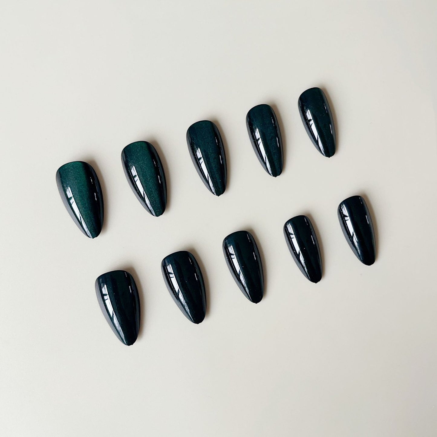 Kunstnagelset mit elegantem Hochglanz und Stiletto-Design Brehn
