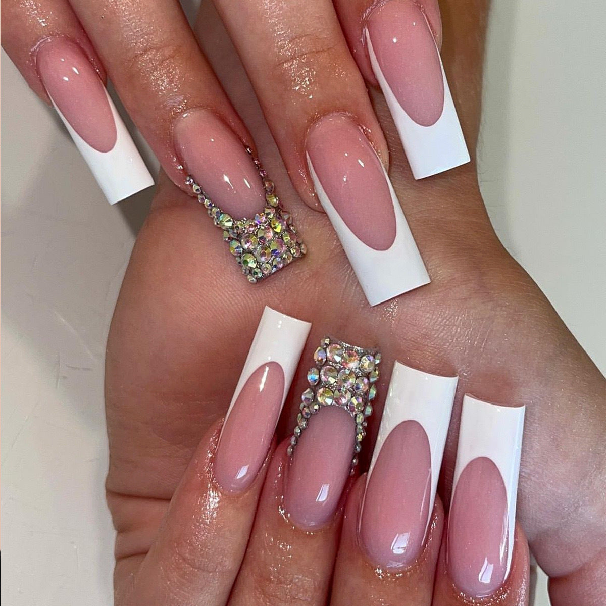 Kunstnagelset mit filigranen Akzenten und Glitzerverzierungen Brehn
