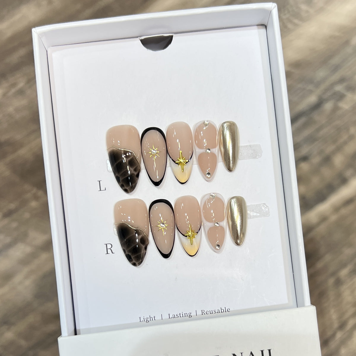 Wiederverwendbares Stiletto-Nagelkunst-Set mit Stern- und Goldakzenten Brehn