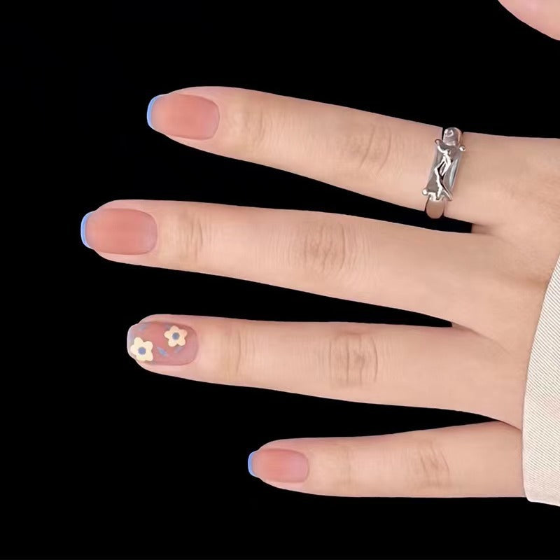 Kreatives Nageldesign mit floralen Akzenten Brehn