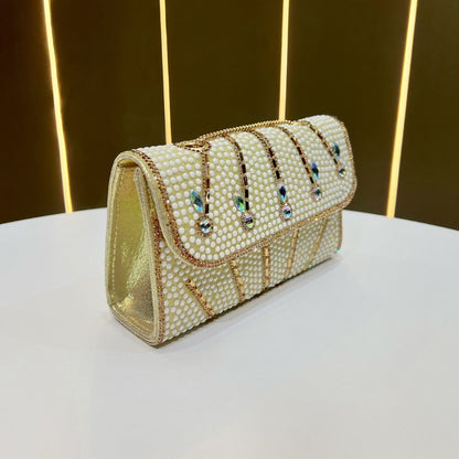 Elegante, mit Kristallen verzierte Abend-Clutch