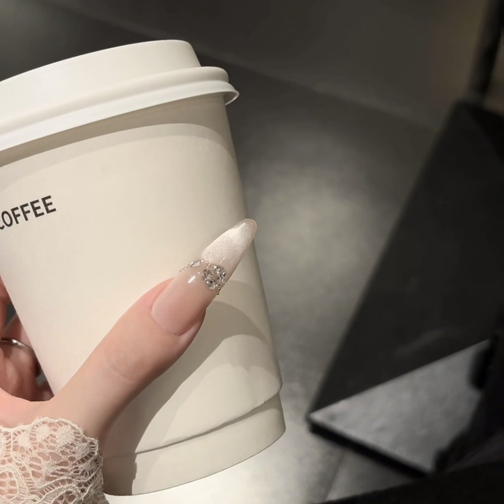 Glamouröse Stiletto-Nagelverlängerungen mit Strassakzenten