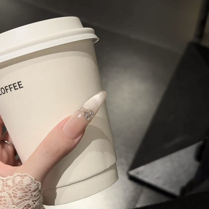 Glamouröse Stiletto-Nagelverlängerungen mit Strassakzenten