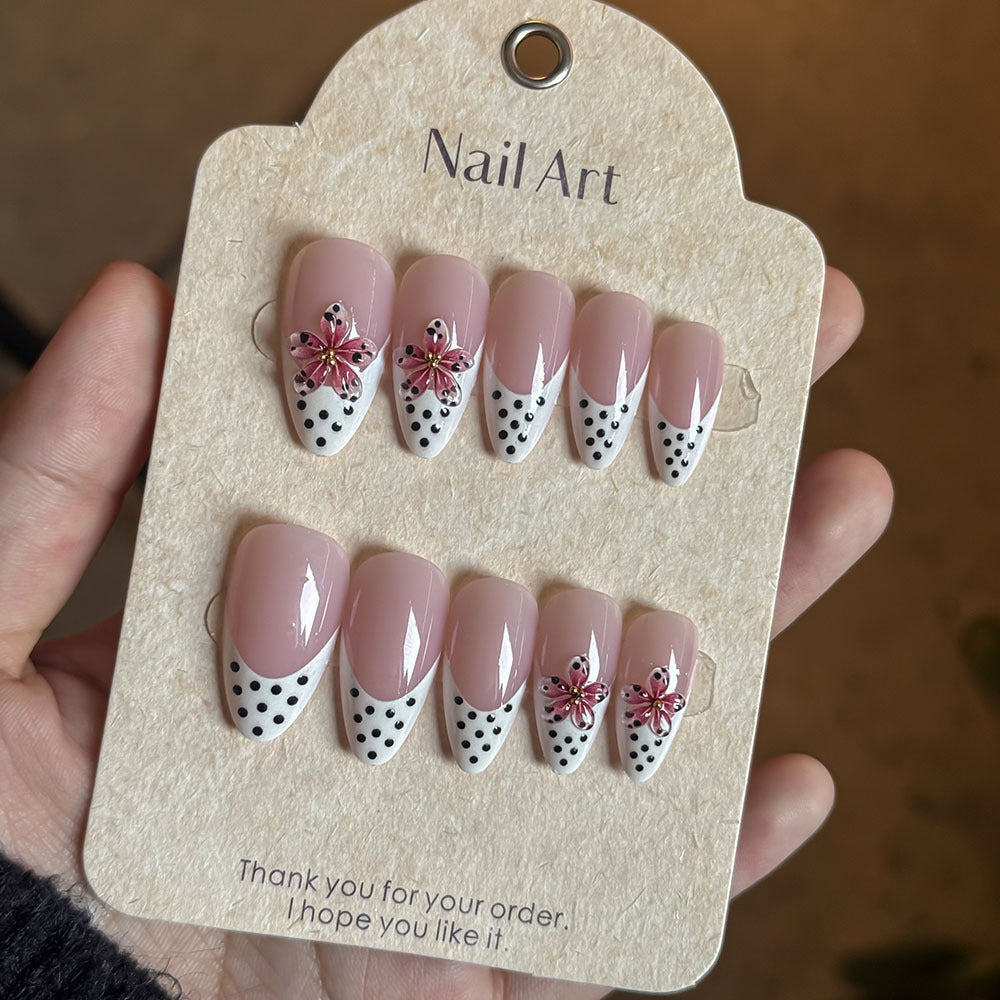 Dekorativer Floral-Akzent Press-On Nagelset Brehn