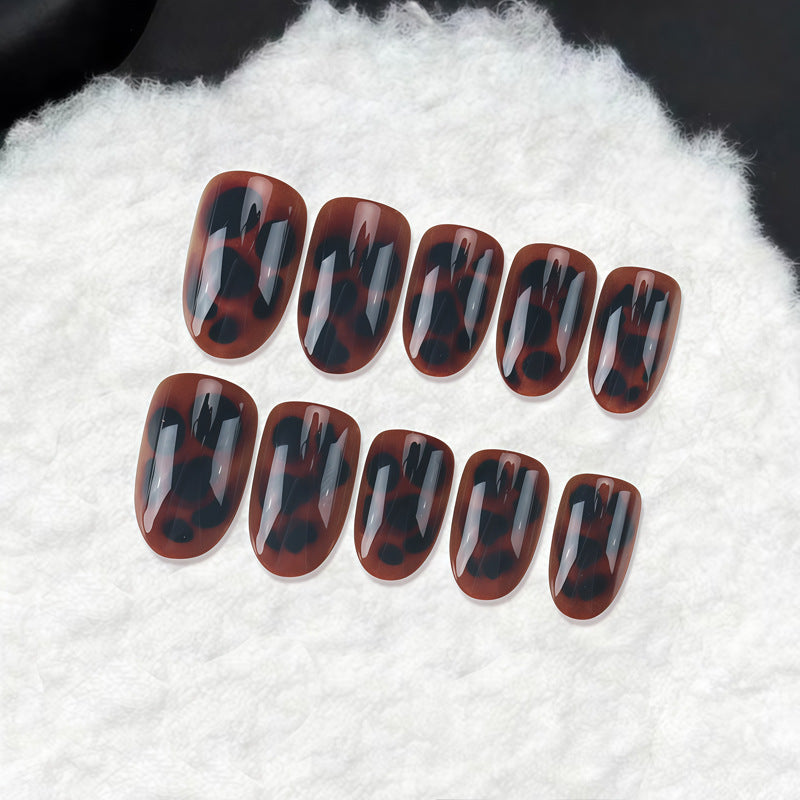 Glänzende Stiletto-Nagelspitzen mit Leopardenmuster-Design Brehn