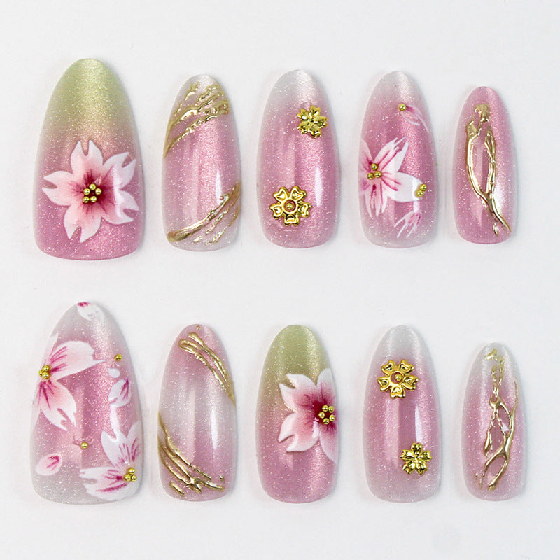 Kunstnägel mit floralem Design und goldenen Akzenten Brehn