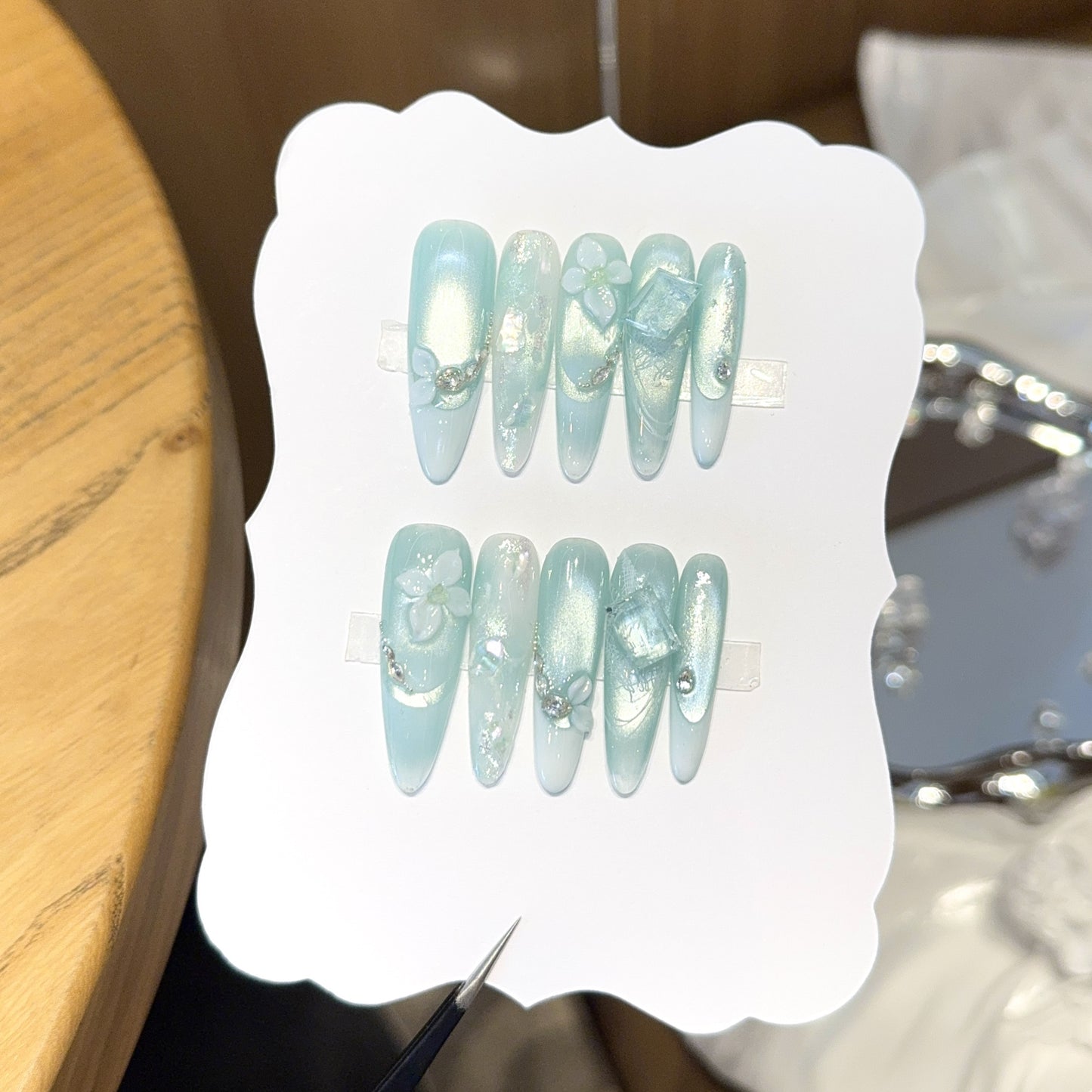 Kunstnägel mit Floralen Designs und Glitzereffekten Brehn