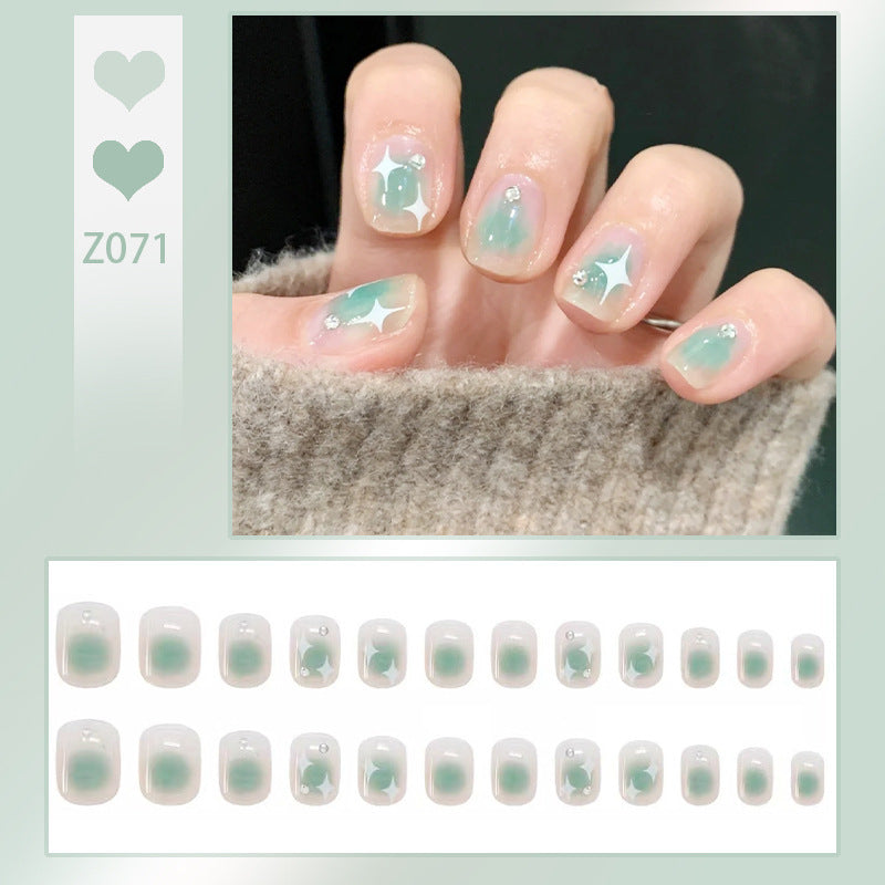 Kunstnagelset mit eleganten Glitzerverzierungen und schimmernden Akzenten Brehn