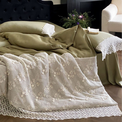 Seidiges Satin-Bettwäsche-Set mit Spitzen‑Kissenbezug und bestickter Tagesdecke