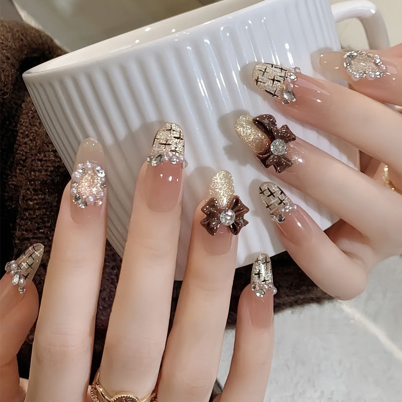 Elegante Druck-Nageltips mit goldenen Akzenten Brehn