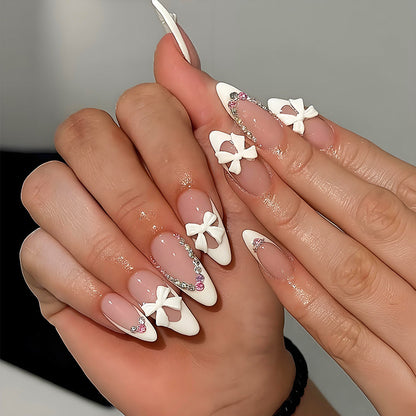 Kunstnagelset mit romantischen Schleifen und Glamourösen Verzierungen Brehn