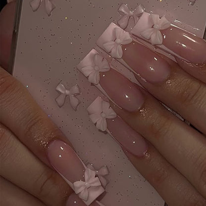 Kunstnagelset mit schimmernden Details und niedlichen Schleifen Brehn