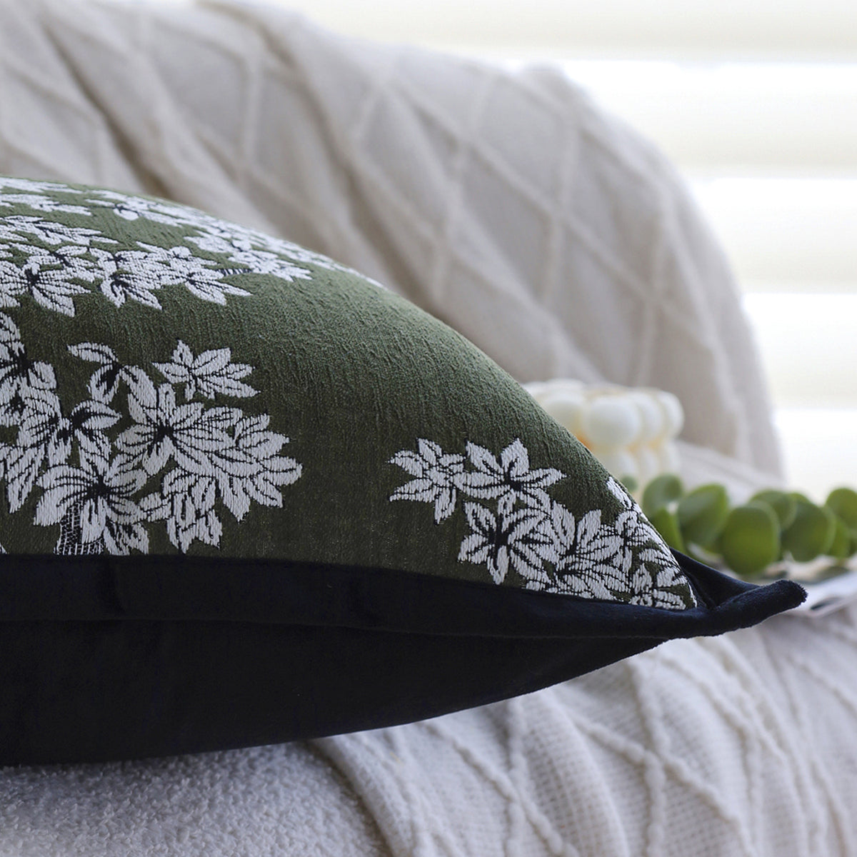 Quadratischer Jacquard-Kissenbezug mit orientalisch inspiriertem Blumenrelief und kontrastierender Keder Brehn