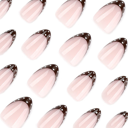 Kunstvolle Nagelkunst mit eleganten French-Spitzen und Glitzerakzenten Brehn