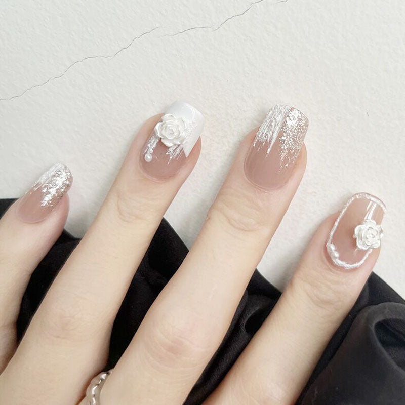 Kunstnagelset mit funkelnden Glitzer- und holografischen Akzenten Brehn