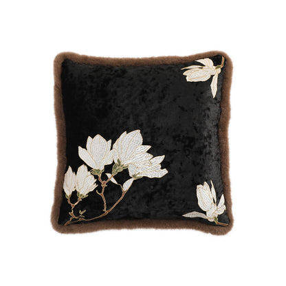 Quadratischer Samt-Dekokissenbezug mit Magnolien-Stickerei und Kunstfell-Borte Brehn