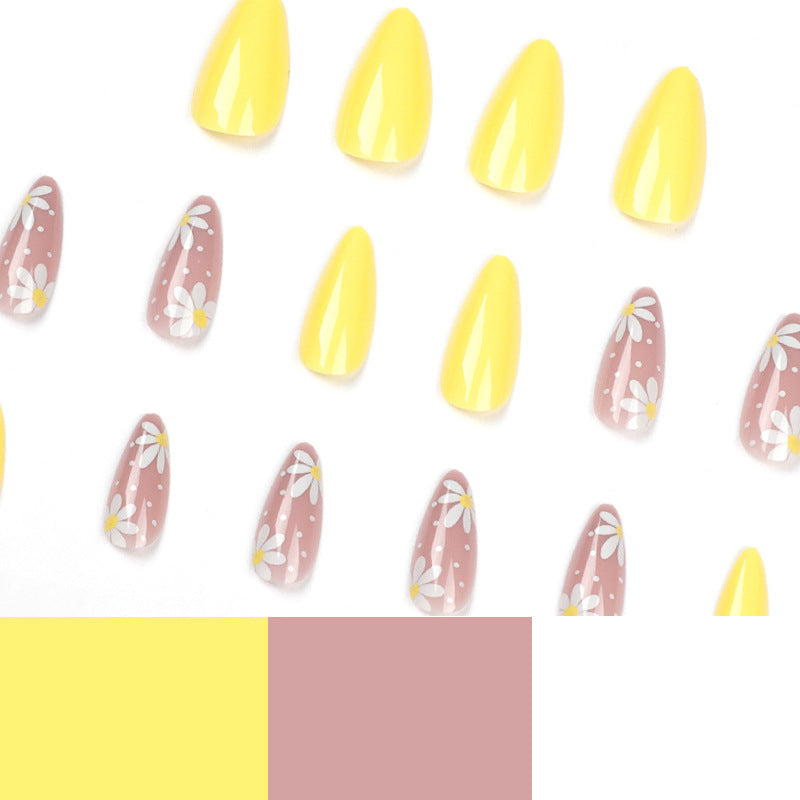 Kunstvolle Nagelkunst mit Floralen Akzenten Brehn