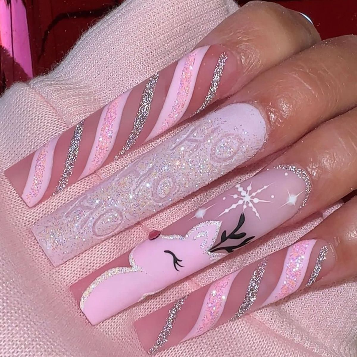 Dekoratives Press-On-Nagelkunst-Set mit elegantem Blumen- und Glitzermuster Brehn