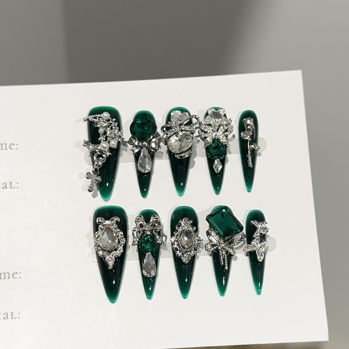 Elegante mit Edelsteinen verzierte Press-On Nägel