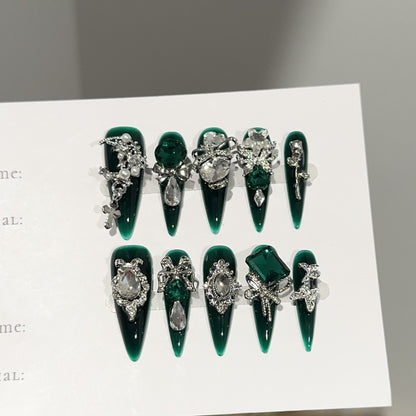 Elegante mit Edelsteinen verzierte Press-On Nägel