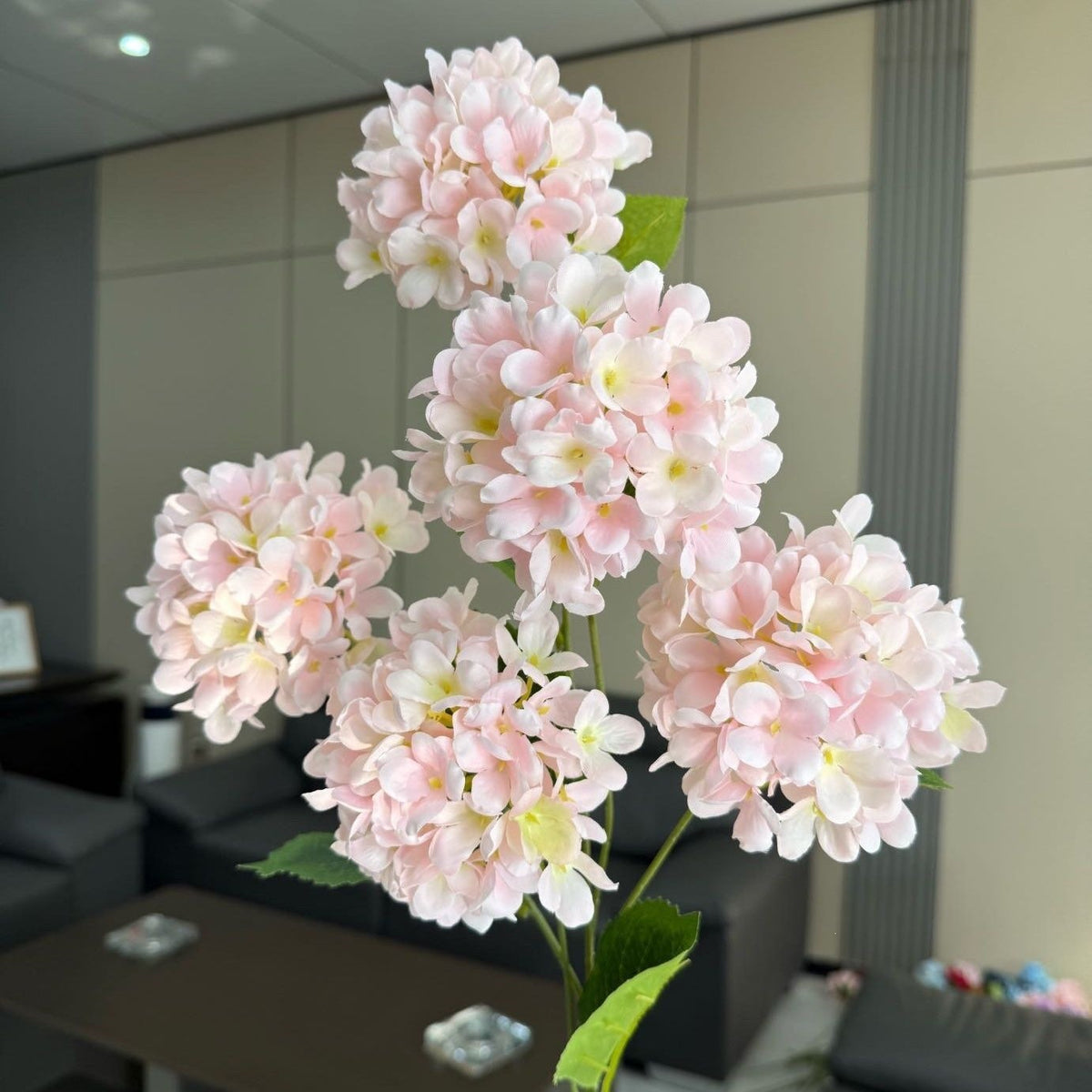 Lebensechte Hortensie Blumenanordnung