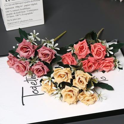 Realistischer künstlicher Rosenstrauß