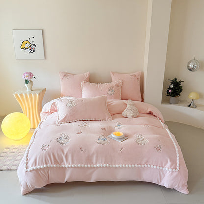Niedliche Baumwoll-Bettwäschegarnitur mit gestickten Hasenapplikationen und Pompon-Borte