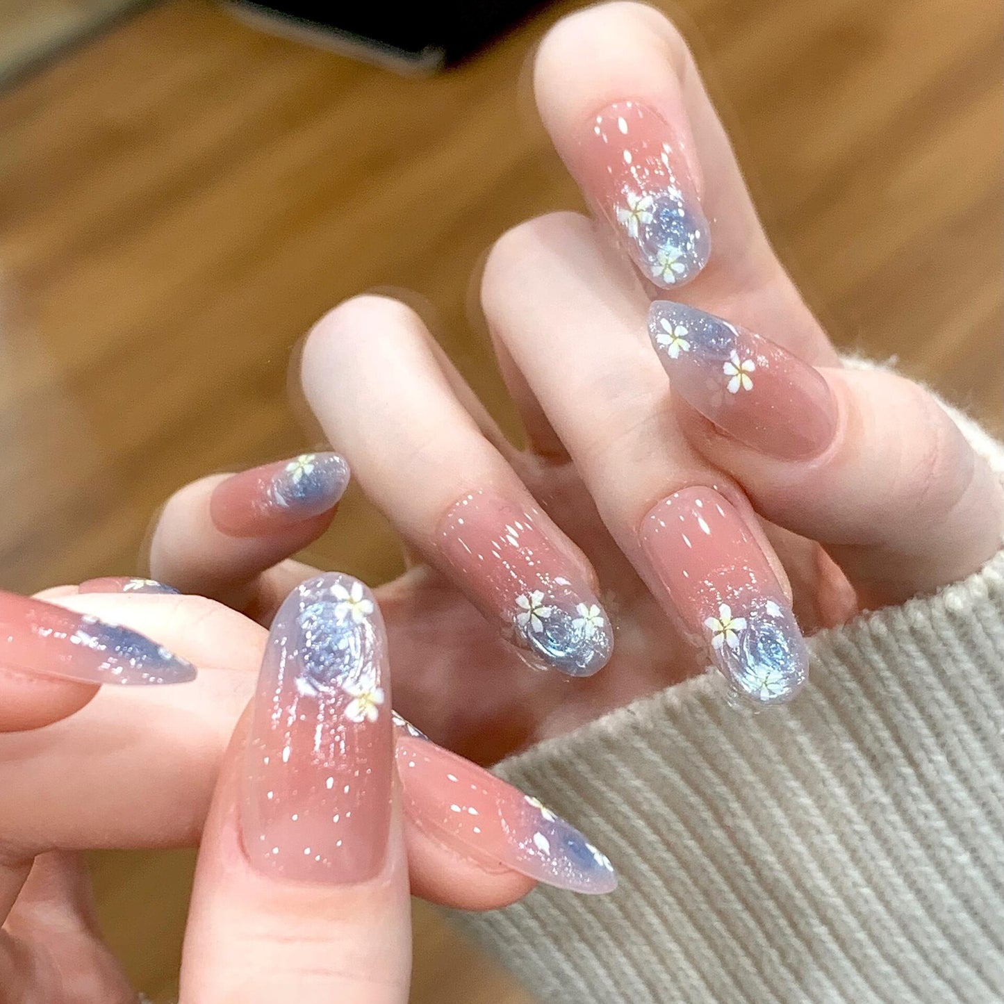 Glamouröse Kunstnägel mit Floralem Design Brehn