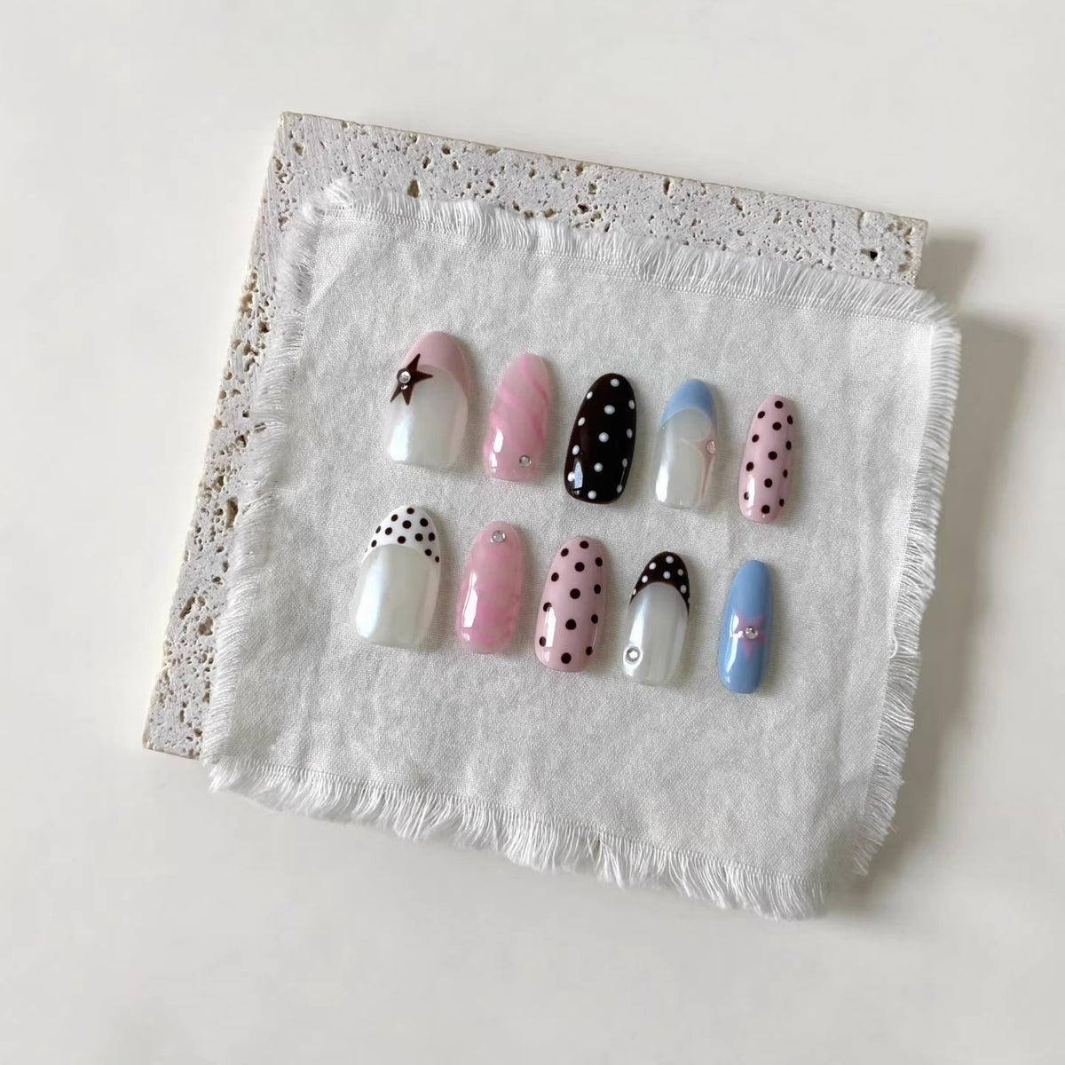 Kreatives gepunktetes Press-On Nagelkunstset